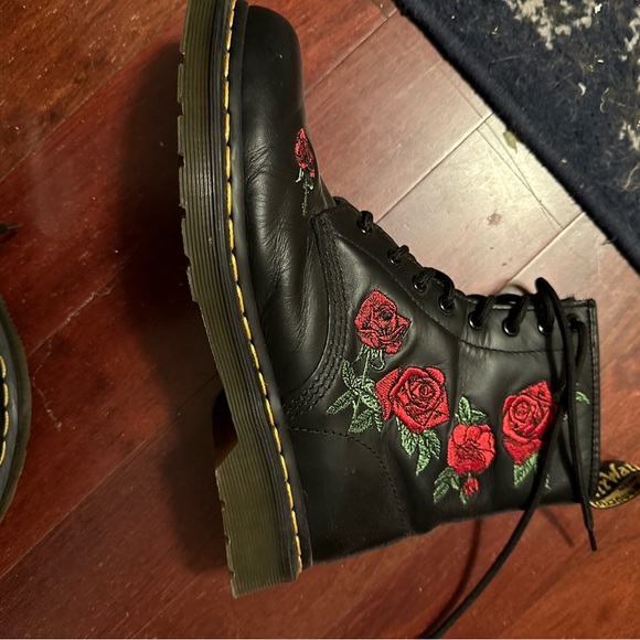 Dr Doc Martens Black 100% Leather Boots with Embroidered Red Roses 1460 Vonda 9 - Picture 10 of 14